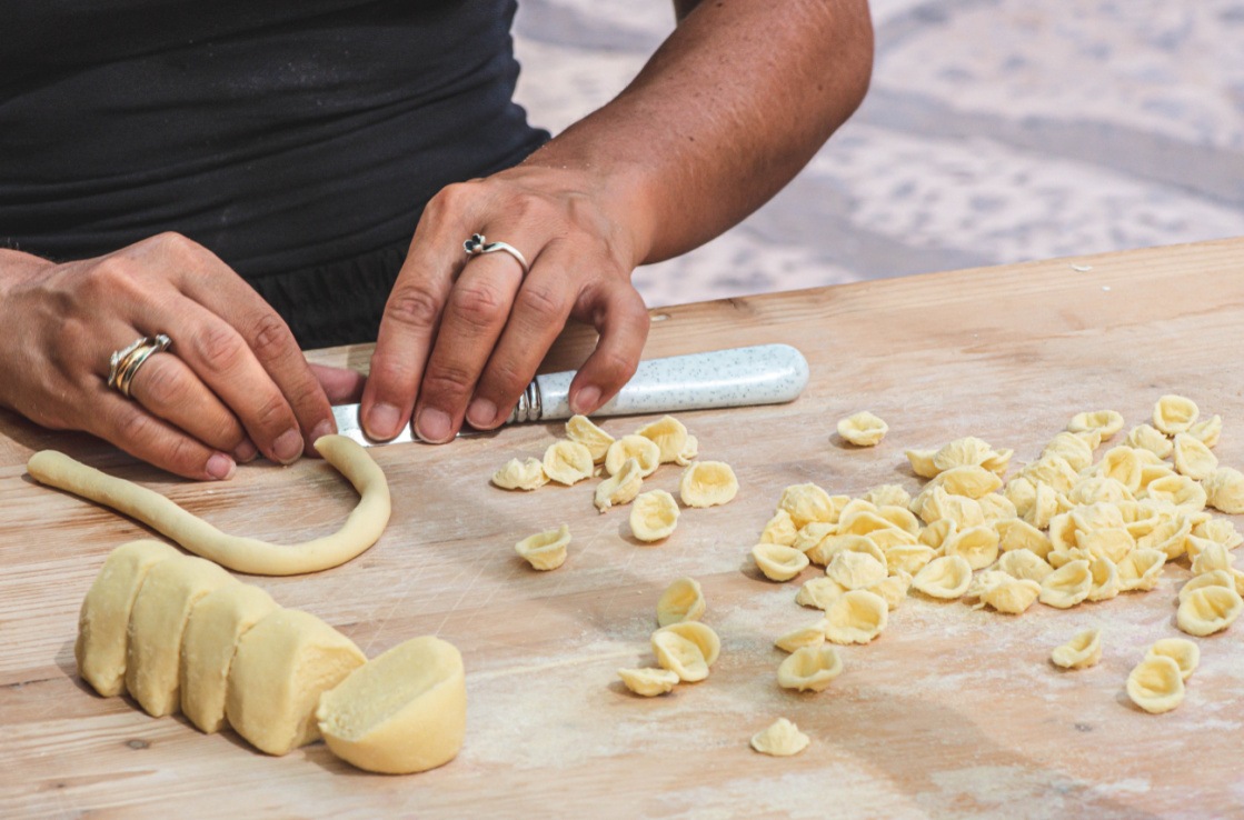 Preparazione delle orecchiette pugliesi